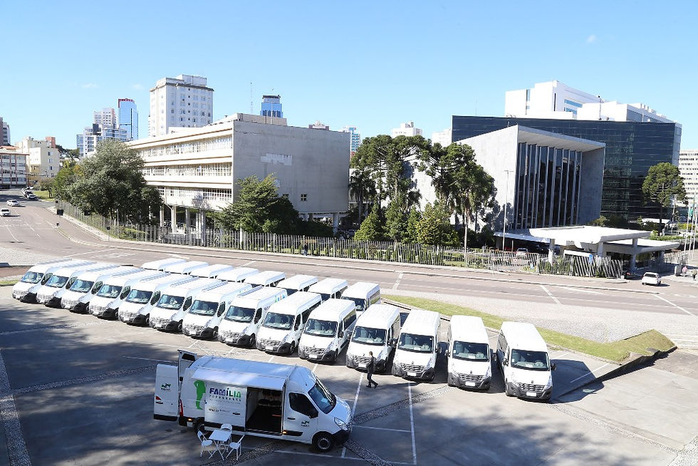 Renault entrega dez veículos Master para programa social do Paraná