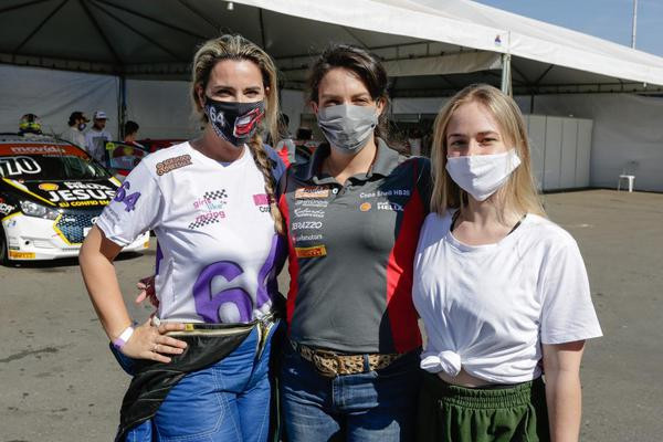 Renata Camargo e Thaline Chicoski com Camila Maluf, gerente da Copa Shell HB20