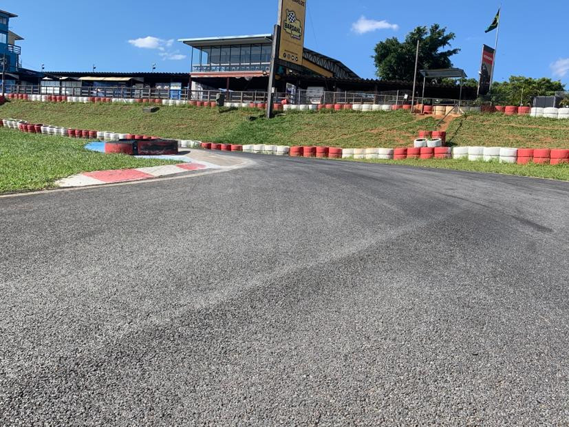 Nova zebra na curva de entrada à reta oposta