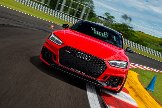 Nova geração do Audi RS 5 Coupé chega ao Brasil com motor V6 de 450 cv