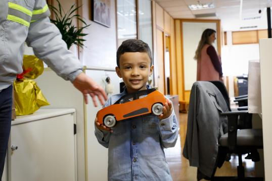 Apaixonado pelo Renault Kwid, pequeno fã do modelo visita a fábrica onde é fabricado o modelo