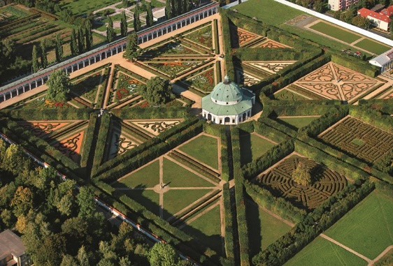 Os jardins de Kromeriz, acima, e o Palácio arcebispal, abaixo.