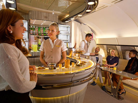 Emirates celebra 9 anos de serviço do A380 e lançamento do recém-renovado Onboard Lounge