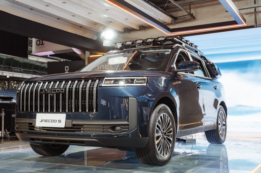 JAECOO 5 estreia no Brasil por R$ 154.990 com sistema híbrido de 224 cv e quase 1.000 km de autonomia