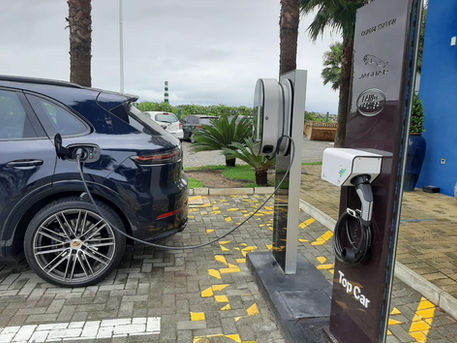 Marina Itajaí ganha pontos de abastecimento de carros elétricos