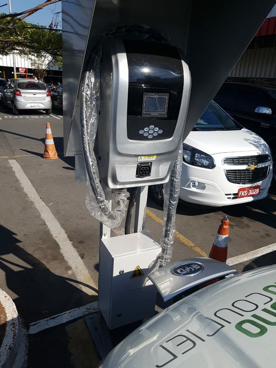 Makro investe em sustentabilidade e disponibiliza em suas lojas carregadores para carros elétricos