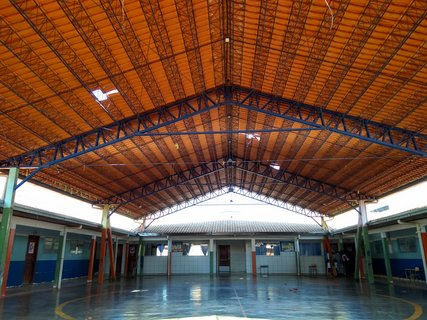 Redemoinho arrancou algumas telhas do pátio na Escola Clélia e assustando alunos e funcionários