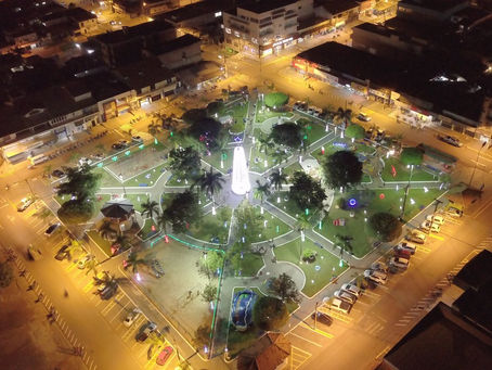 Prefeitura ligou as luzes natalinas nesta quarta-feira no centro de Espigão do Oeste