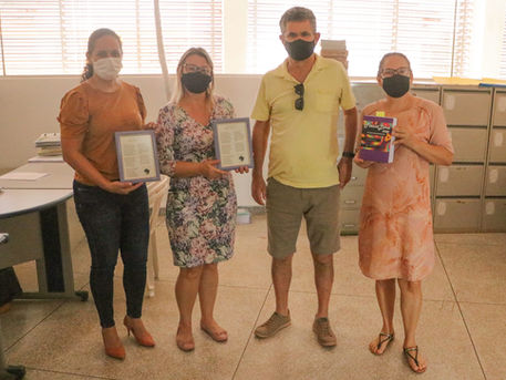 SEMED recebe Livro de Escritor Rondoniense