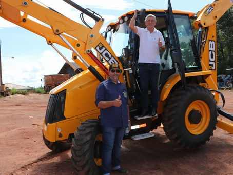 Prefeitura de Espigão do Oeste adquire mais uma retroescavadeira para obras (SEMOSP)