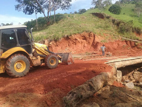 Equipe da Secretaria de obras SEMOSP recupera ponte na linha KAPA 80