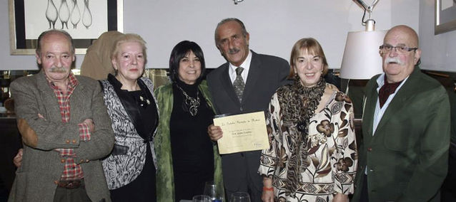 Jaume Estartús recibe el premio Tertulia Ilustrada en Madrid.