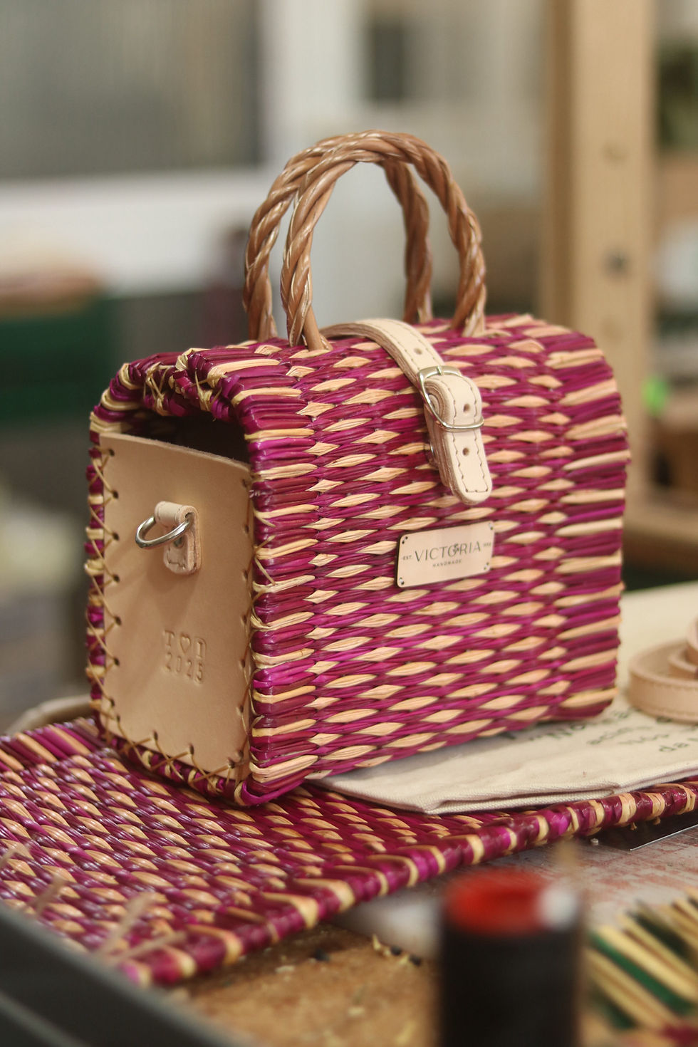 Miniatura: Discover our mini pink basket with eco leather. A handmade piece full of soul, style, and Portuguese roots.