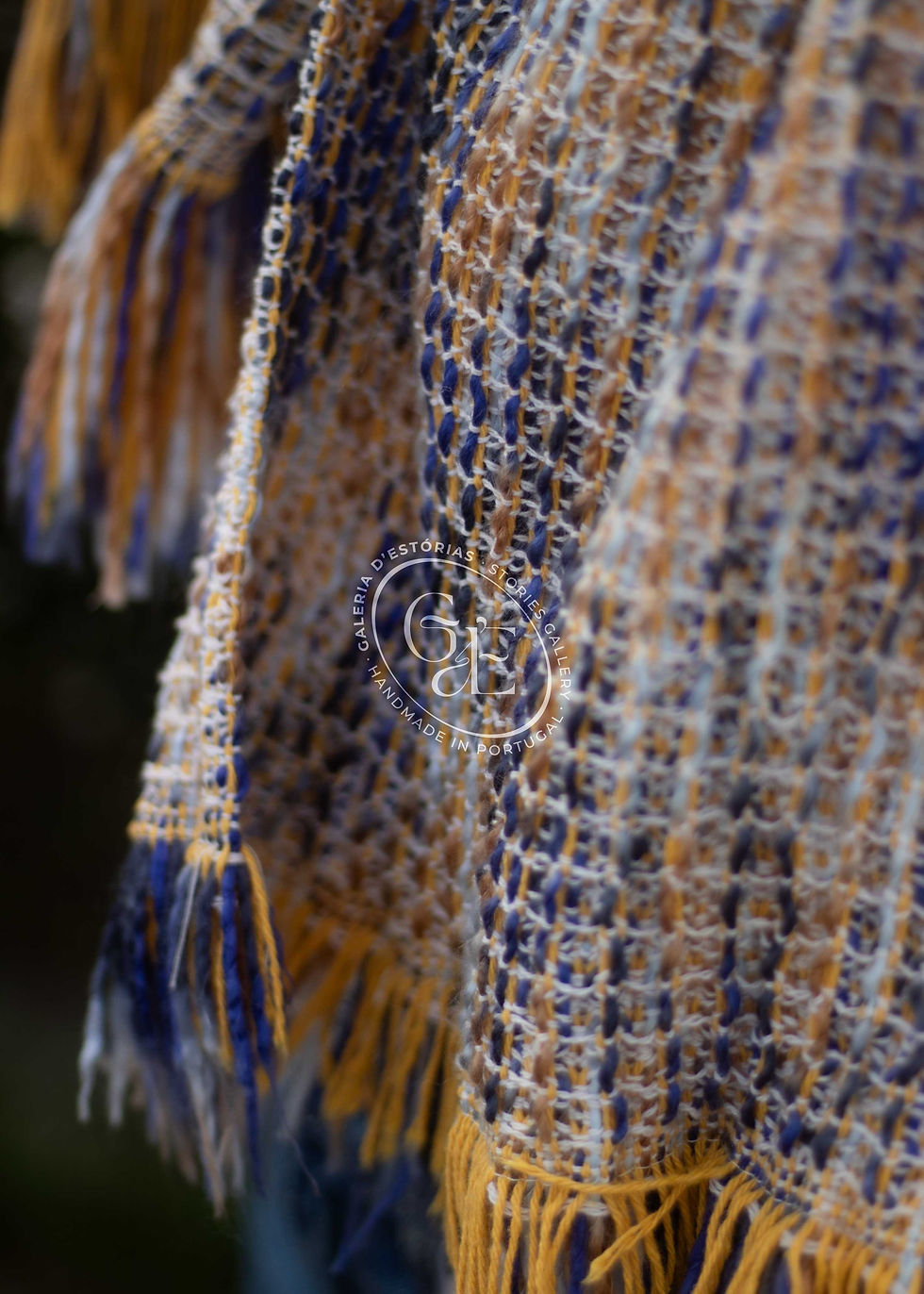 Miniatura: Modelo com o cachecol Trama Atlântica ao pescoço, peça artesanal em lã e algodão ideal para presente de Natal.