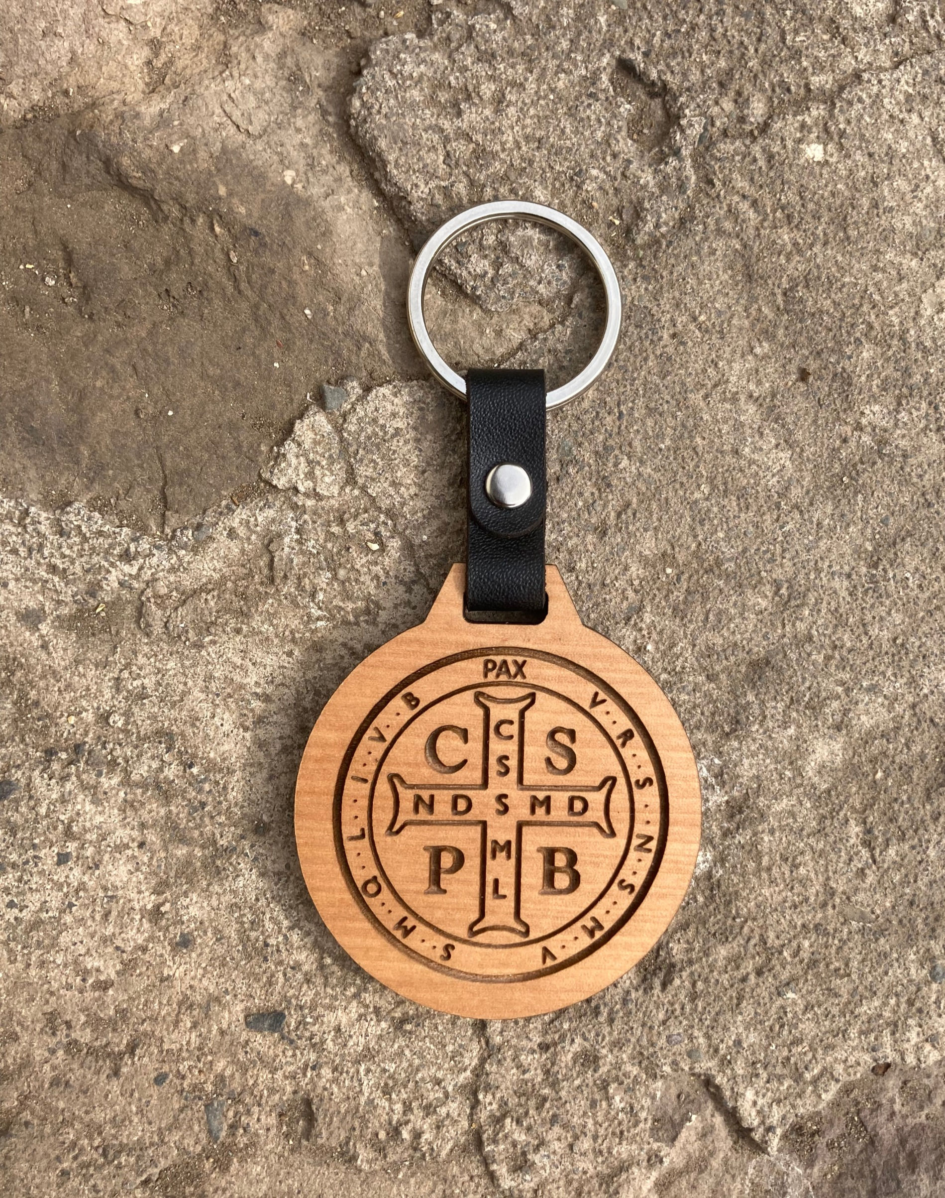 LLAVERO MADERA MEDALLA SAN BENITO