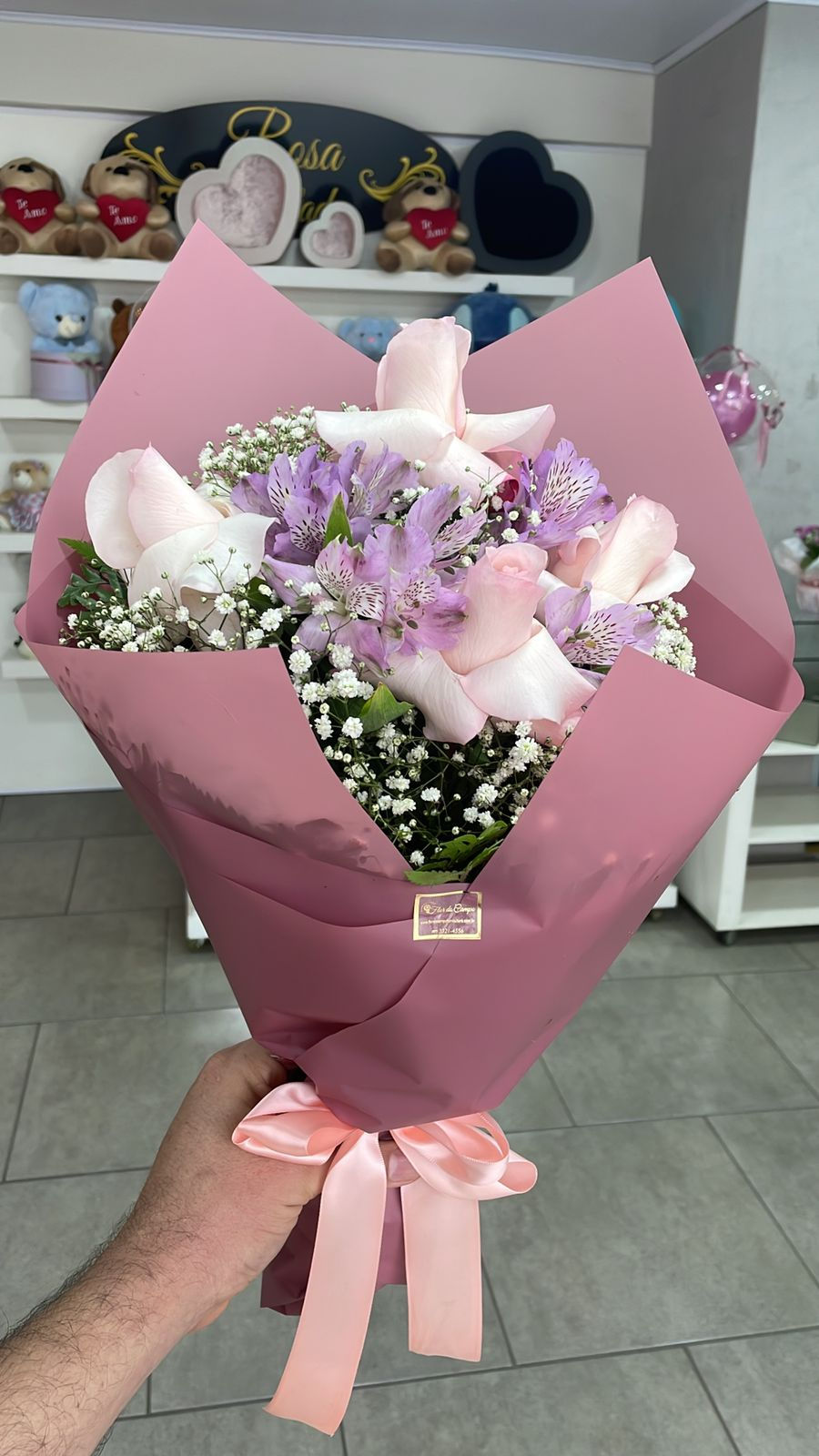 Miniatura: Buquê com 04 Rosas Cor de Rosa e Astromélias