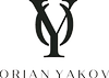לוגו אוריאן יעקוב עם אותיות Y חופפות, שחור לבן, על רקע שחור.