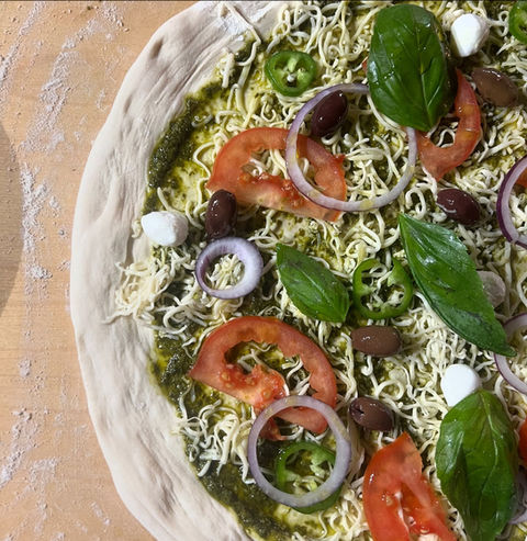 פיצה טעימה עם גבינה, עגבניות, זיתים ובזיליקום