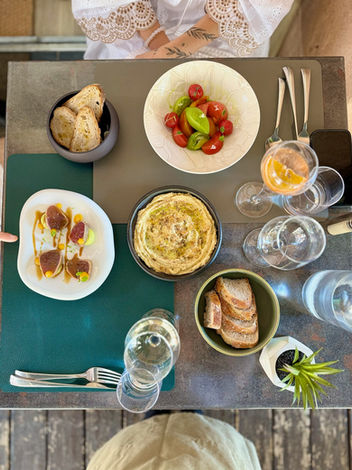 table bien remplie de mets délicieux chez Solea
