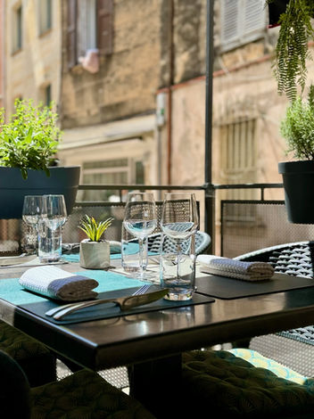 Table dressée sur la terrasse bien ensoleillée 