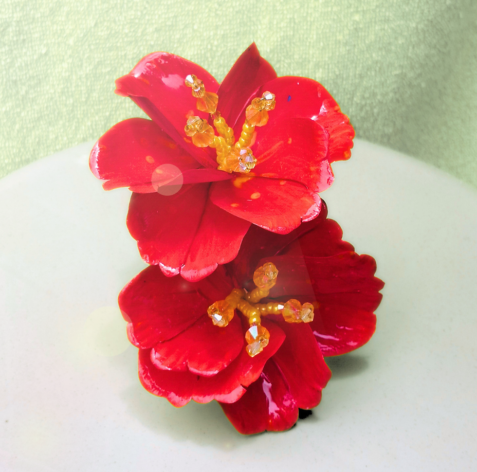 Dos flores rojas de tembleques personalizados de Simone