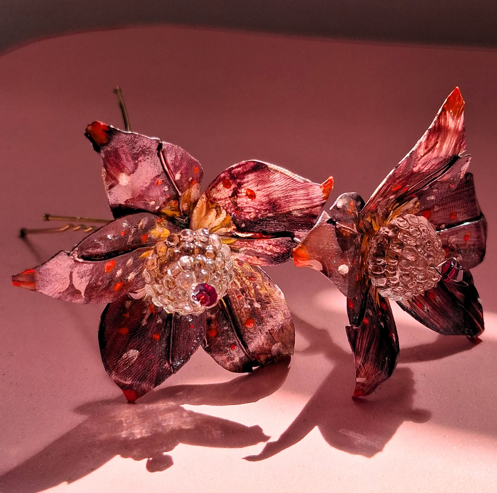 Tembleques personalizados de flores marrones marca Simone.