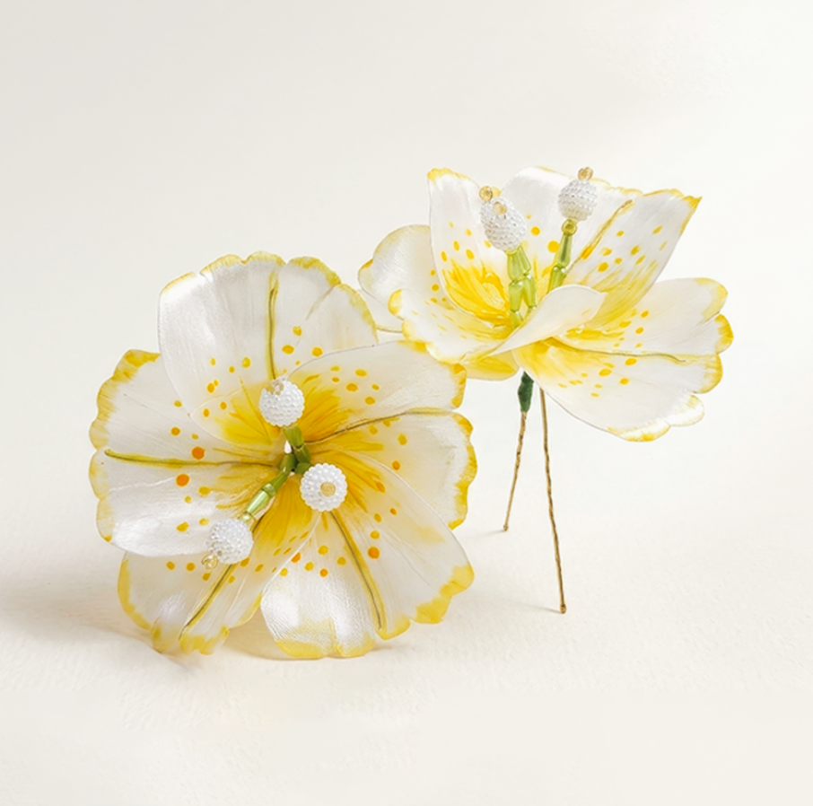 Tembleques personalizados de flores blancas y amarillas
