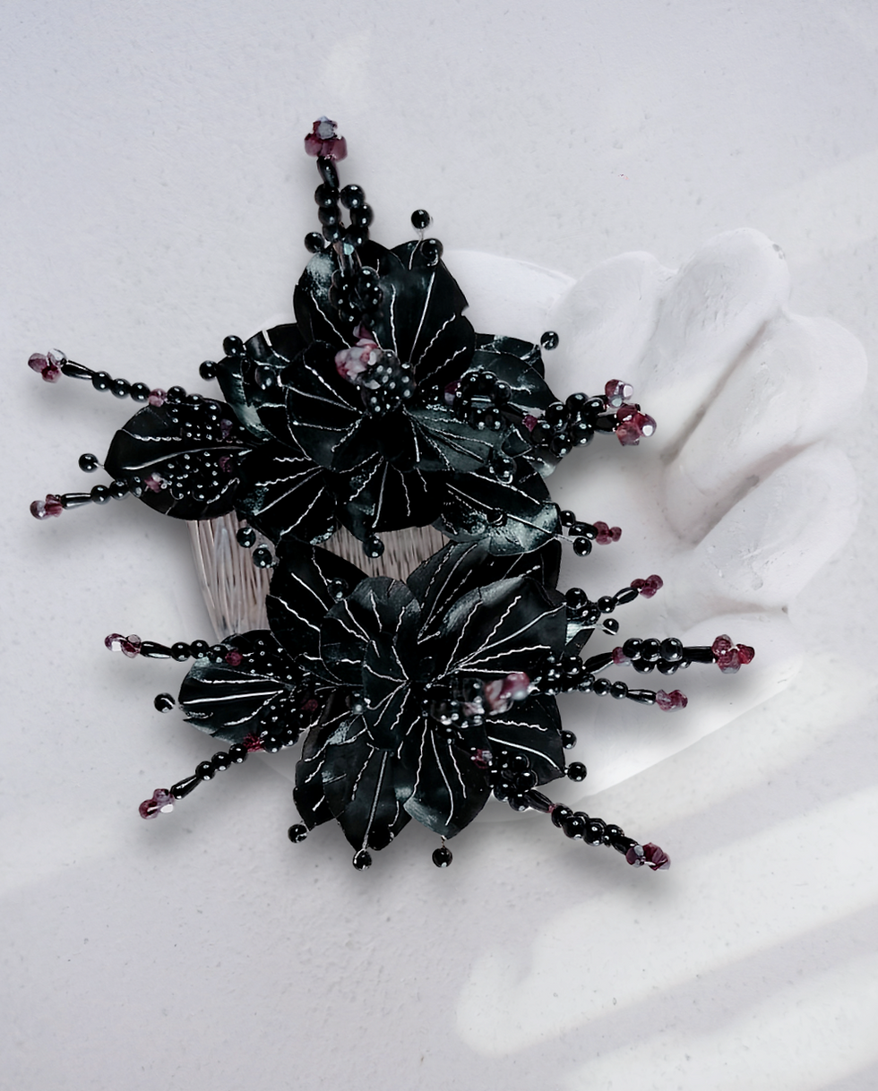 Tembleques personalizados de flores negras con abalorios.
