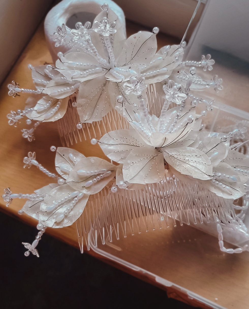 Tembleques personalizados blancos con perlas y cristales.