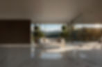 Imagem de um belo sofá moderno na cor off-white em uma linda sala