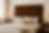 Um quarto clean com uma cama confortável e uma cabeceira em captonê marrom