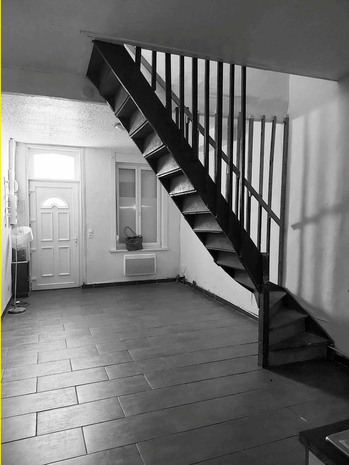 Home Staging cuisine ouverte -sur le séjour avec Habillage  d'un escalier en ferronnerie thermolaqué