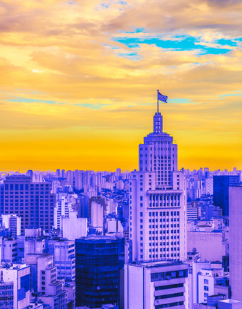 Farol Santander e a cidade de São Paulo, no Brasil, sob efeito de filtro roxo.