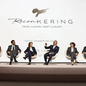 O núcleo de decisão do Grupo Kering em Florença durante o Capital Markets Day. Sob a premissa "ReconKERING", o painel de liderança sênior, liderado por Luca de Meo, traça o novo mapa estratégico para a holding: True Luxury, Next Luxury.