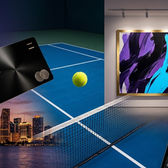 Uma sofisticada montagem visual dividida ao meio por uma rede de tênis flutuante. À esquerda, um cartão de crédito de metal preto escovado com chips e símbolos de rede flutua sobre uma quadra de tênis azul com uma bola amarela e um troféu, sobre a linha do horizonte de Miami ao anoitecer com palmeiras. À direita, uma galeria de arte minimalista com uma grande pintura abstrata de traços roxos e azuis, e uma cena de montanha coberta de neve com um helicóptero preto em voo. No primeiro plano à direita, um smartphone exibe um aplicativo de 'Valor One Private Banking' com gráficos de desempenho de investimento e patrimônio global em reais. A imagem simboliza a intersecção de serviços financeiros sofisticados com experiências de estilo de vida exclusivas.