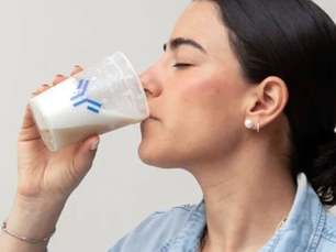 Mujer consume suplemento con glutatión
