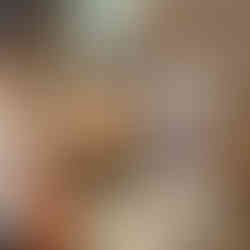 小沾老師(中間,身穿牛仔布圍裙)正在室內廚房指導兩位參加者揉製披薩麵團。老師的雙手輕輕托著麵團,向學員示範正確手法,檯面上放著數個已分割好的麵團,呈現出窯烤料理課程中動手實作的教學畫面。