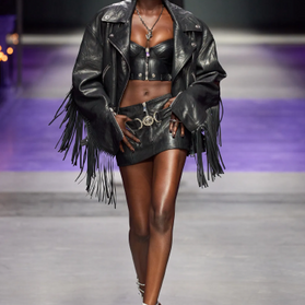 VERSACE SPRING SUMMER 2023: Gótico, noivas e Y2K