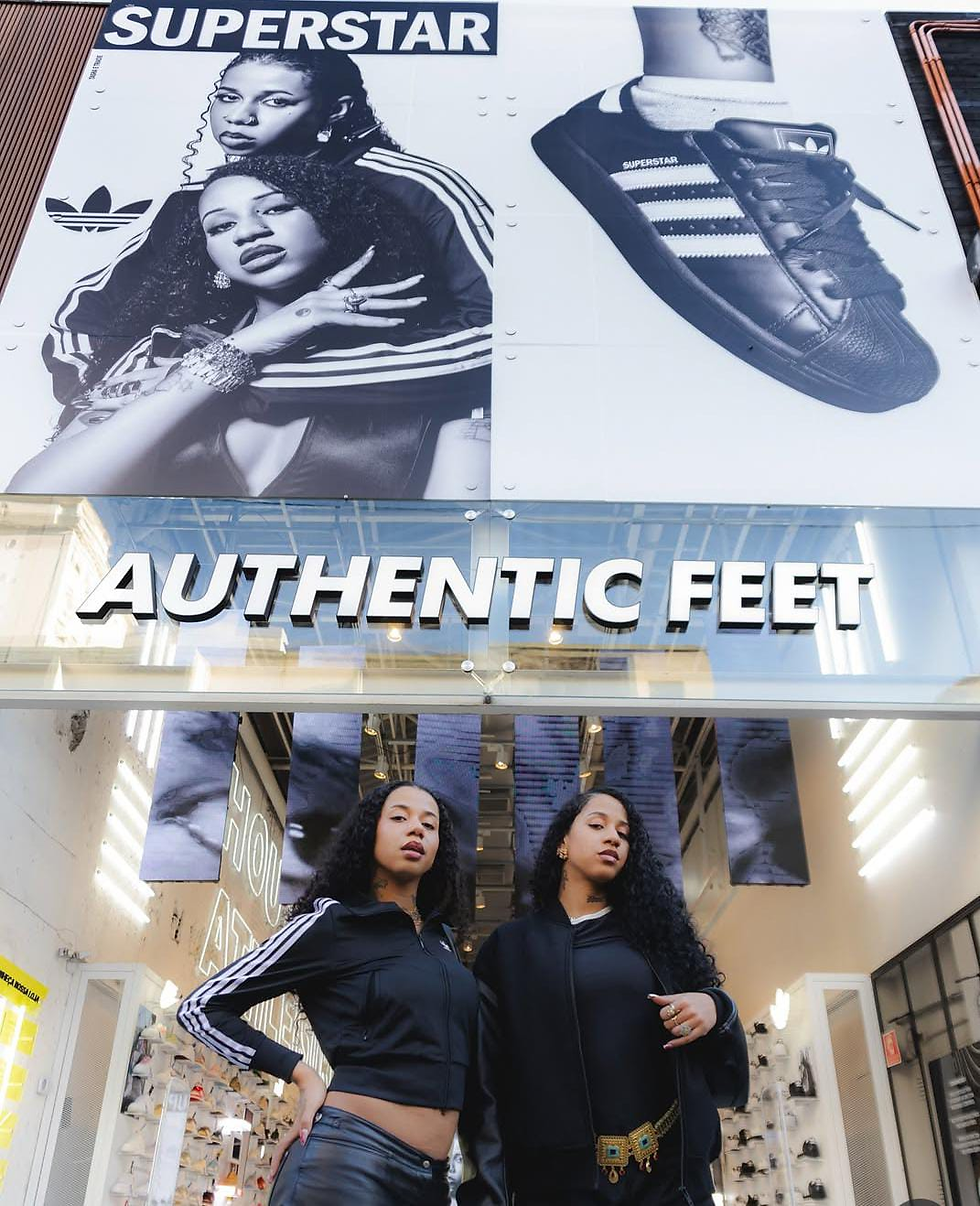Tasha e Tracie em campanha do tênis superstar adidas/ Reprodução @tashaetracieog instagram