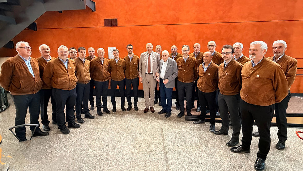 Il Presidente Paccher con il Coro della SAT