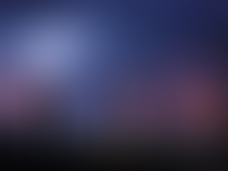 Paar steht vor einem Blitz vor einer Kulisse einer beleuchteten Stadt