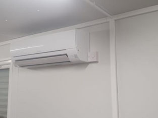 Air conditioning unit installed in a hallway