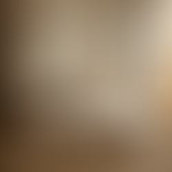 Elegantní a klidná ložnice v Japandi stylu. Místnosti vévodí béžové tóny a přírodní materiály.