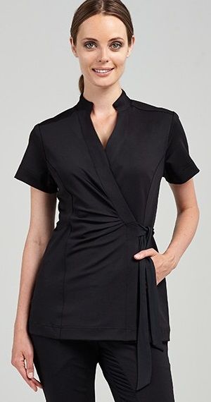 mulher com uniforme para salão de beleza kelth