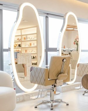 salão de beleza bege com espelhos organicos com led 