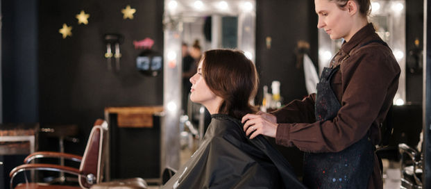 Profissional cabeleireiro iniciando atendimento em cliente kelth