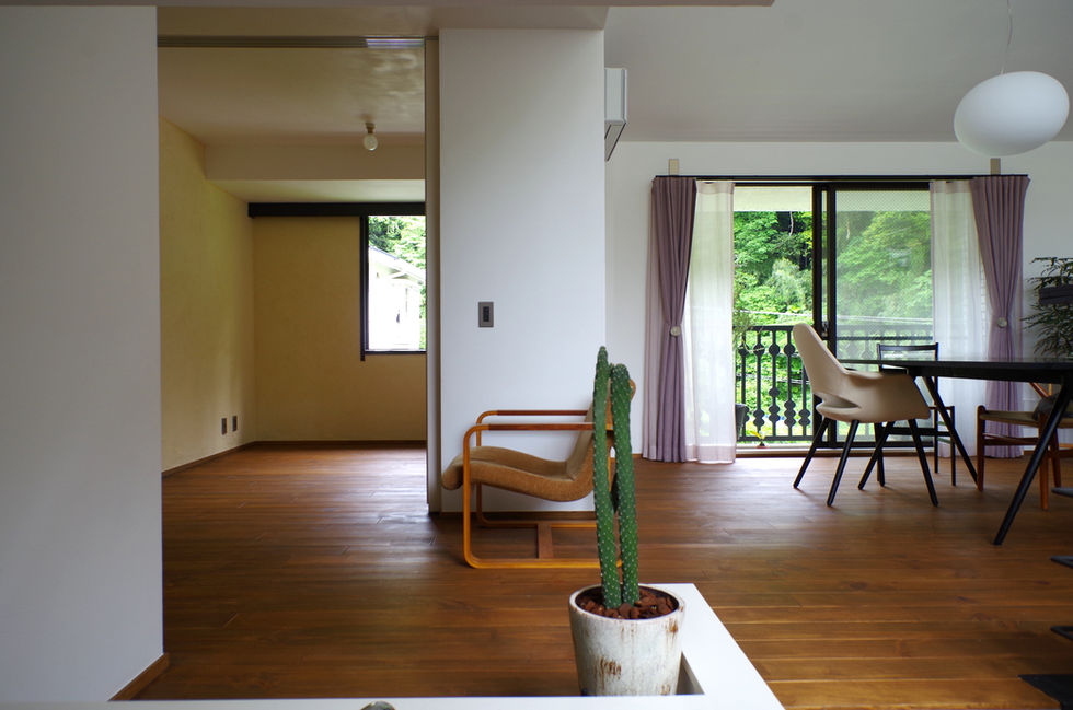 キッチンからリビングを見る