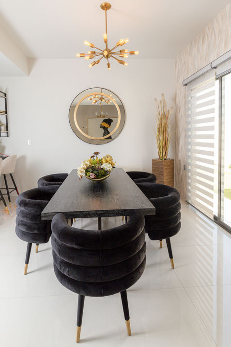 Diseño interior. Decoración de espacios. Comedor negro de 6 plazas. Sillas terciopelo negro moderno. Candil dorado. Espejo redondo apliques dorados. 