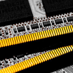 Barrettes de RAM RGB installées dans une tour PC, avec éclairage LED multicolore visible