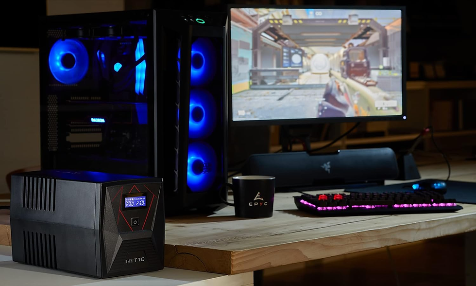 Onduleur APC branché à une tour PC gaming, protections contre la chaleur et les coupures